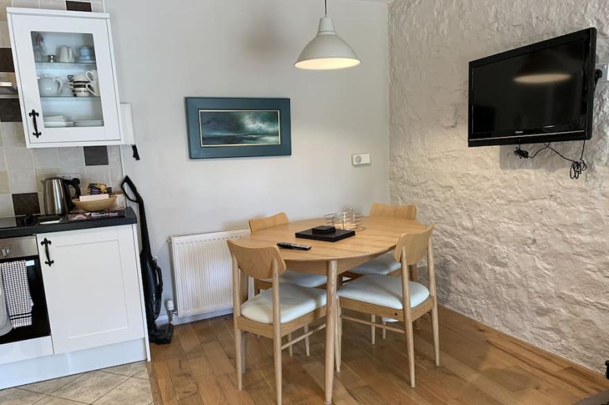 Charming Fully Refurbished Garden Cottage