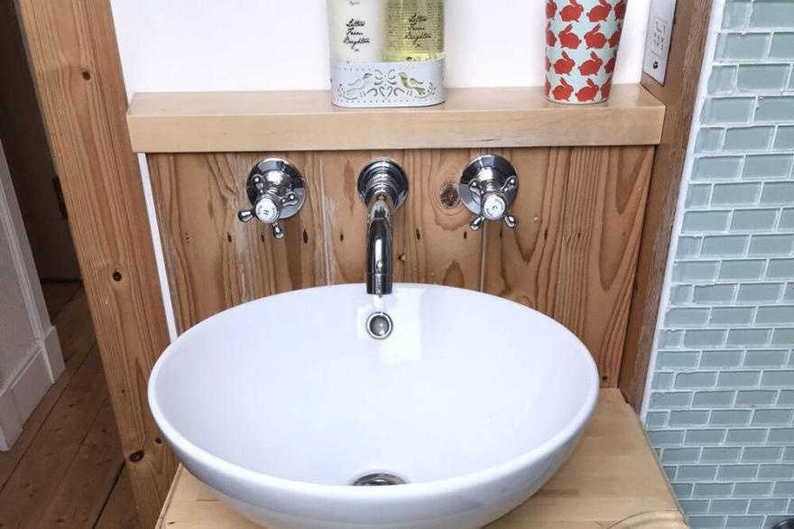 Family friendly Georgian townhouse walking distance to city