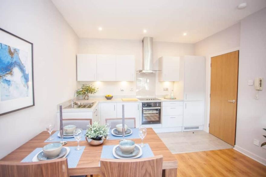 Stylish and Modern Apartment with Free Parking
