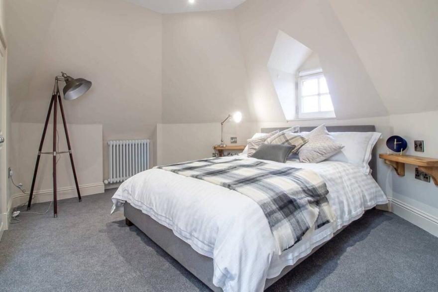 Luxury Royal Mile Apartment by the Castle - Sleeps 4