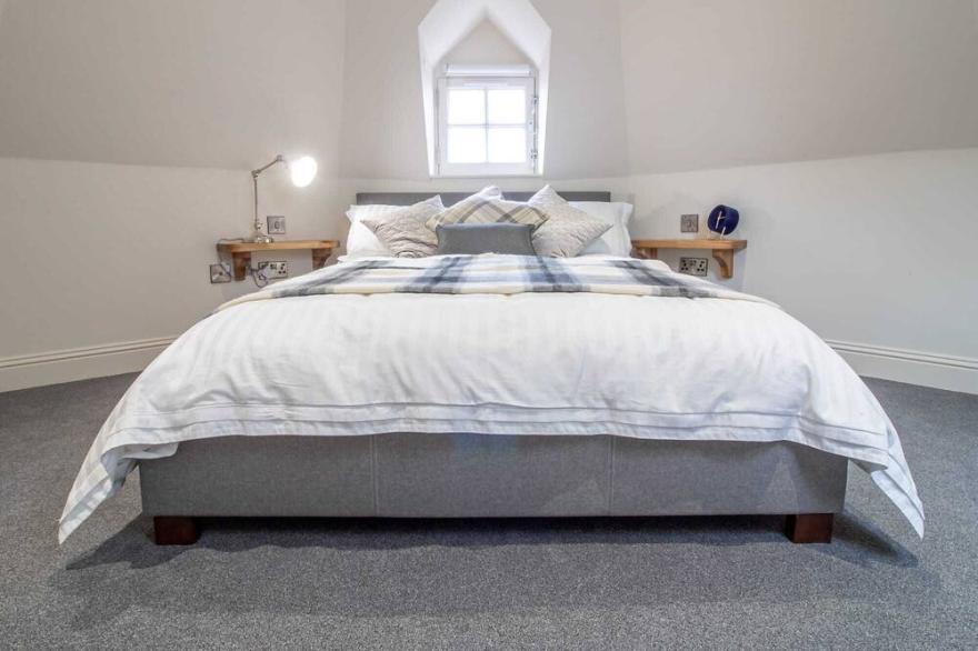 Luxury Royal Mile Apartment by the Castle - Sleeps 4
