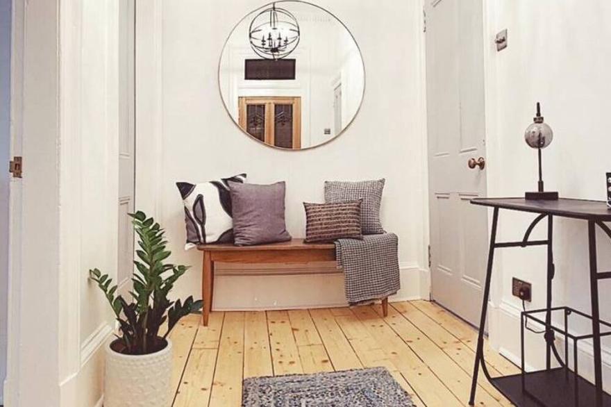 Oakshaw Apartment - Elegant Rustic Apartment in City Centre