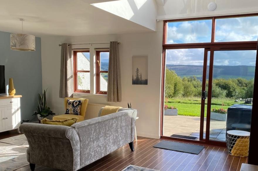 Stunning three bedroom cottage with Hot Tub