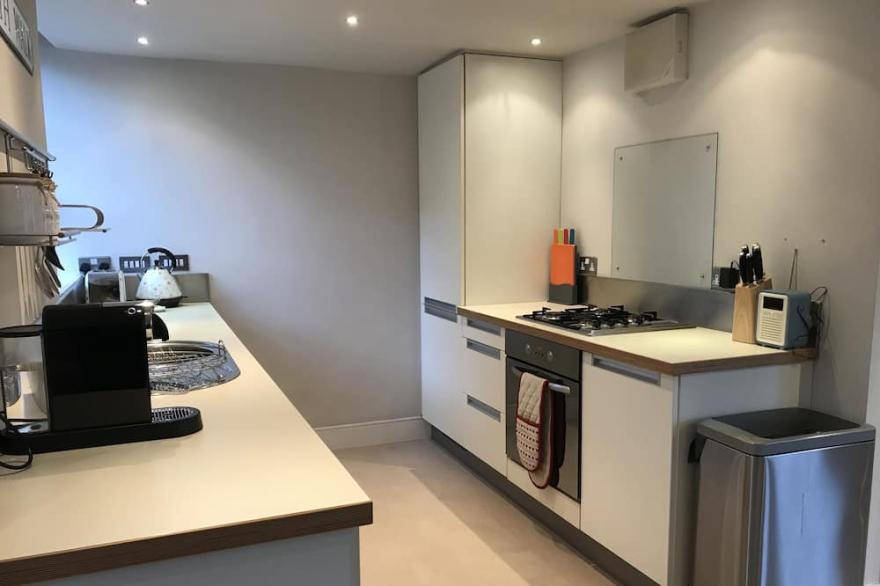 Lovely little 1 bed apartment with Private Parking