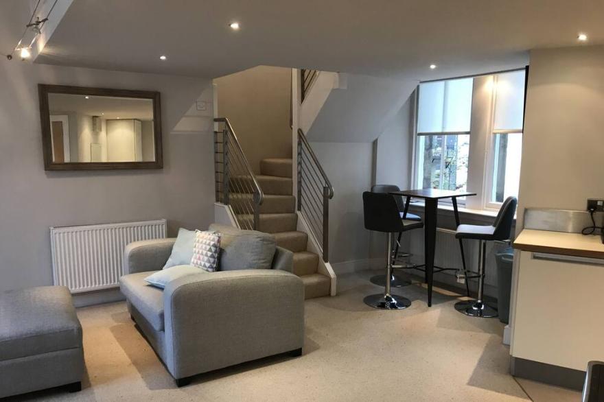 Lovely little 1 bed apartment with Private Parking