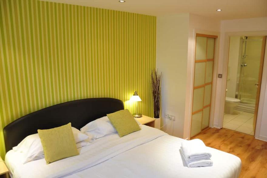 Modern Two Bedroom Apartment - Free parking - Excellent Wifi connection