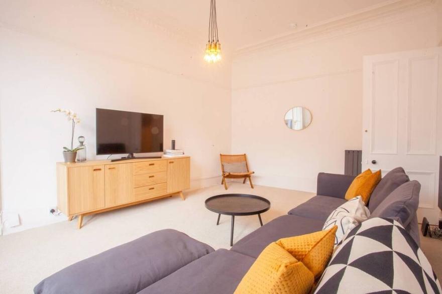 Stunning 2 bed property in heart of West End