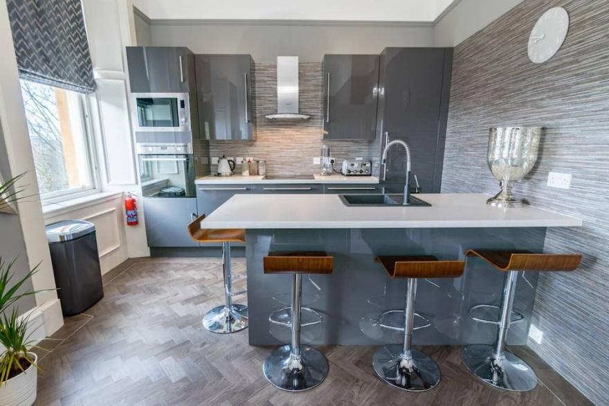 Bright apartment in Ideal West End Location