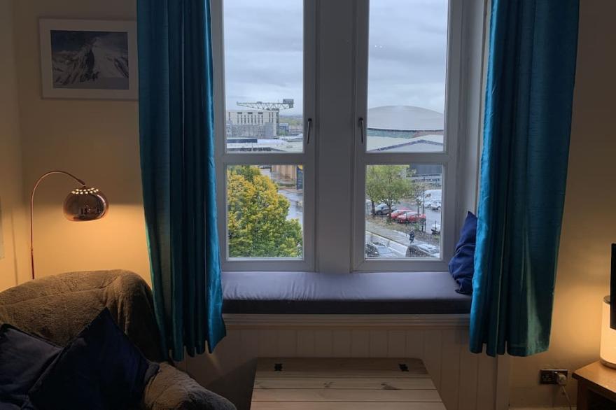 Stylish top-floor flat in heart of trendy Finnieston