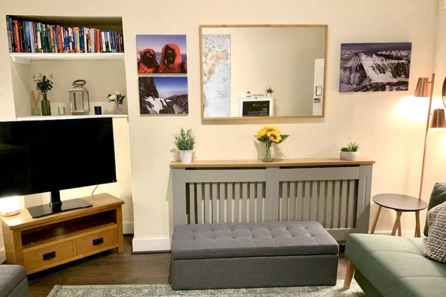 Stylish top-floor flat in heart of trendy Finnieston