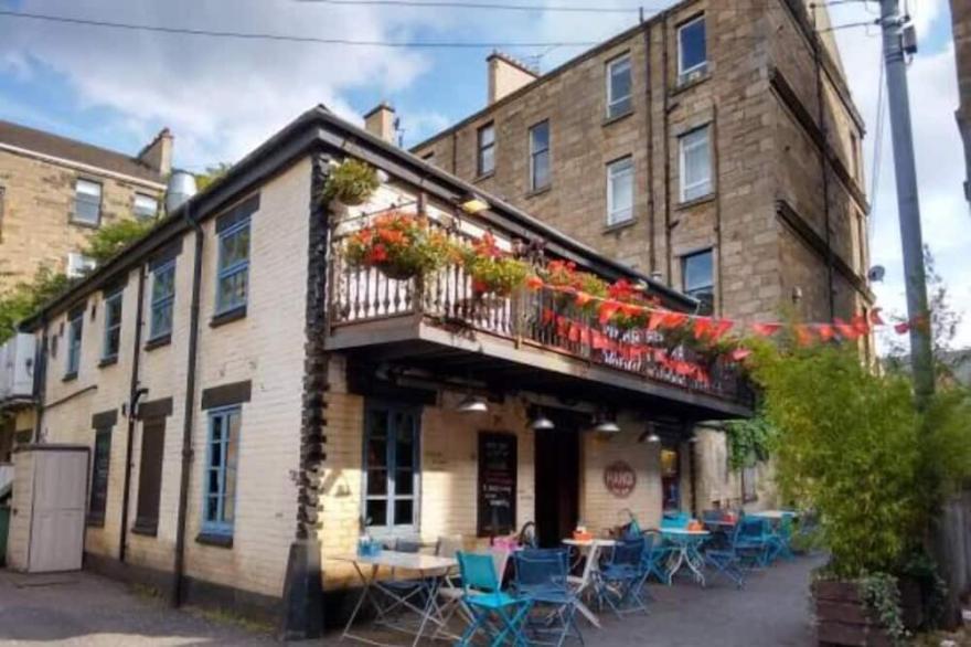 Fabulous location, One Bedroom West End Flat, just off Byres rd, close to SEC &