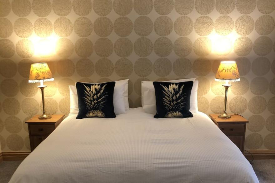 Beautifully modernised 3 double bed apartment with private main door entrance.