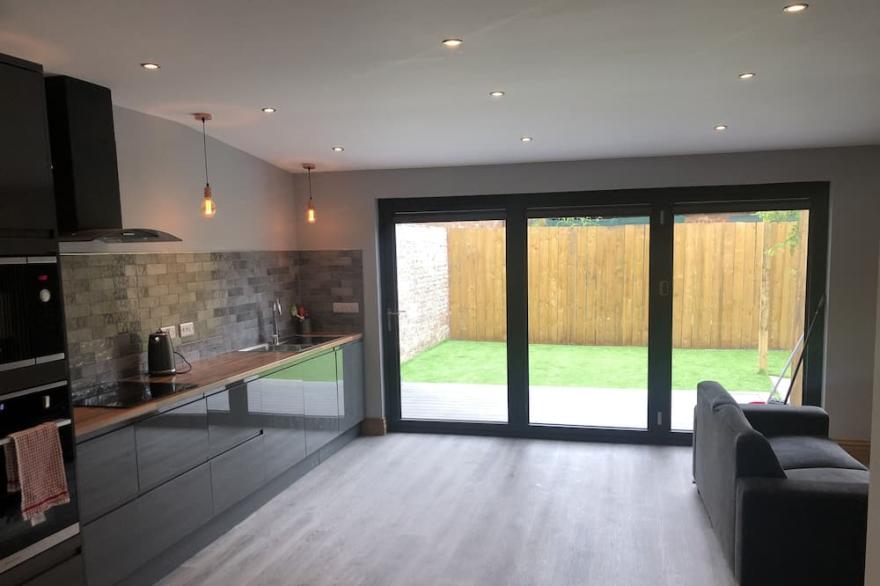 Beautifully modernised 3 double bed apartment with private main door entrance.
