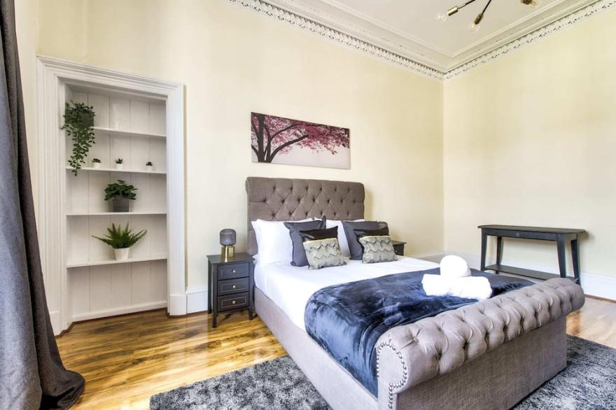 Stunning 5 bedroom apt, close to city centre, SEC, Hydro and motorway