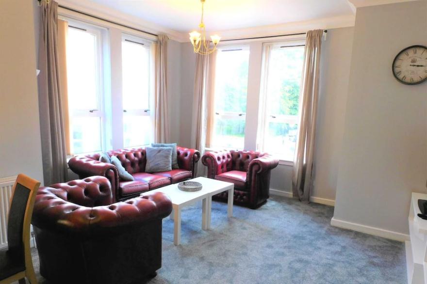 City Centre 2 bedroom apt, close to M8 & Tourist Attractions