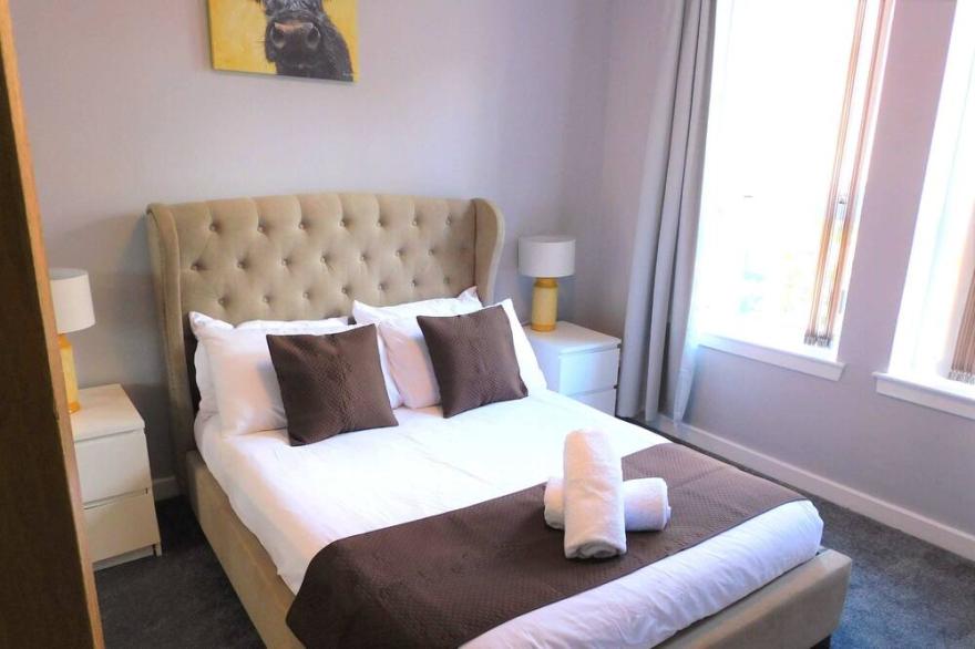 City Centre 2 bedroom apt, close to M8 & Tourist Attractions