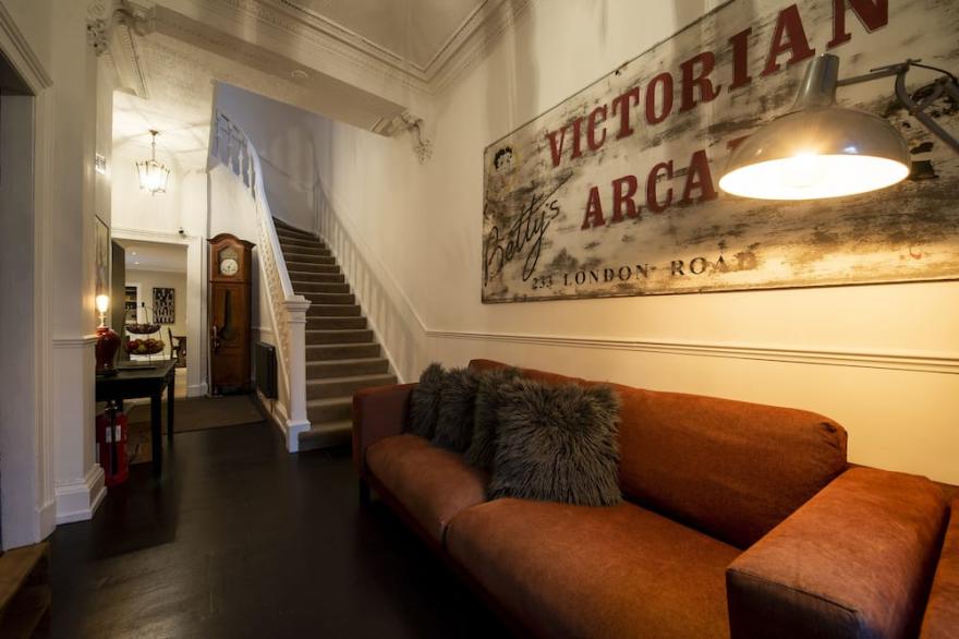 Boho West End Townhouse 6 Bed 6 Bath Sleeps 10