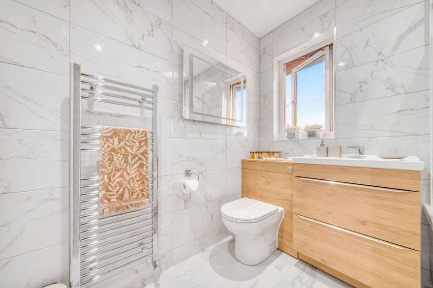 Beautiful Entire 3 Bed Home Away From Home - Sleeps 7 - Prime Location