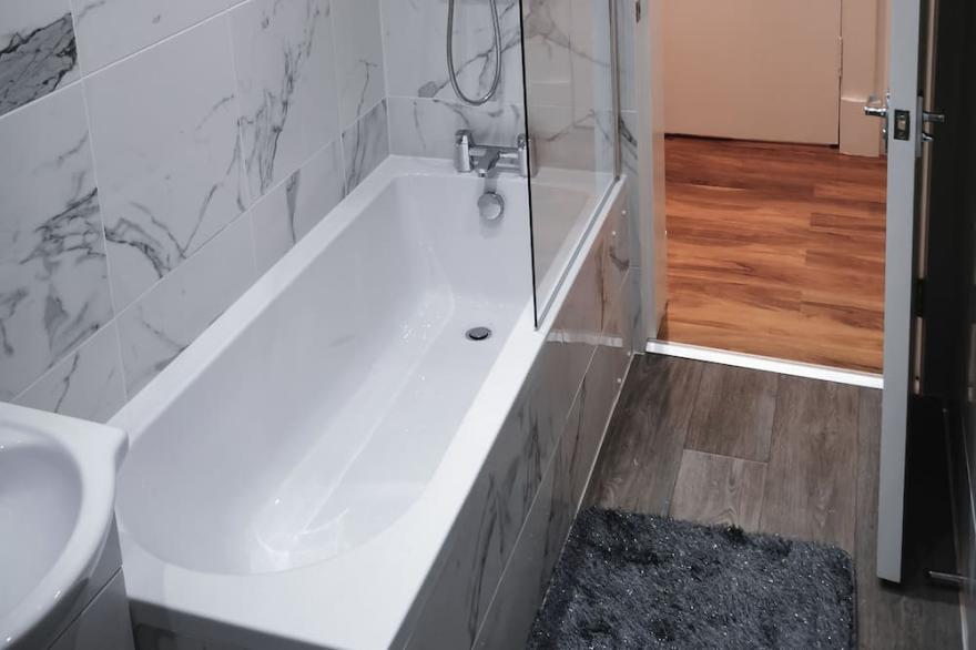 Glasgow: Luxury One Bedroom Apartment