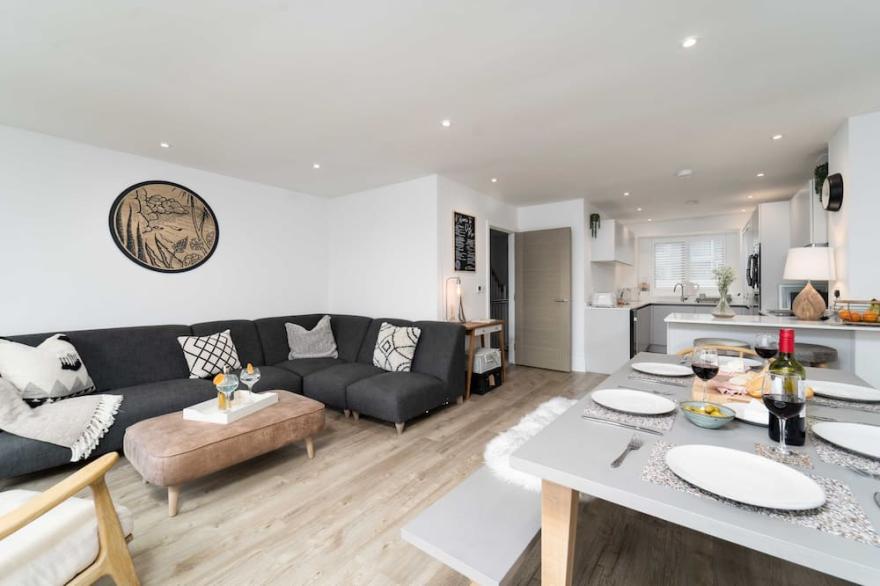 Del Mar – Sleeps 6 – On-Site Parking for Two Cars – Sea Views – Dog Friendly