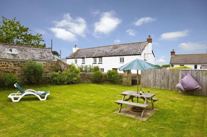FUCHSIA COTTAGE (Hot tub, Pets) -  a cottage that sleeps 4 guests  in 2 bedrooms