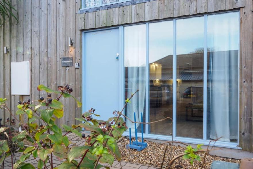 Coverack: contemporary 1 bed property, shared pool, nr Falmouth/Helford River
