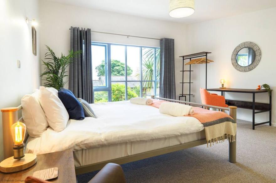 Mawnan - Charming Modern 1 bedroom cottage with pool at Tresooth Cottages