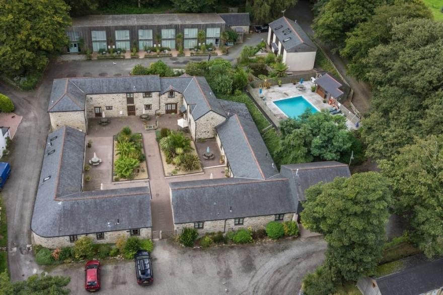 Newlyn - Charming Cornish stone 3 bedroom cottage with pool at Tresooth Cottages