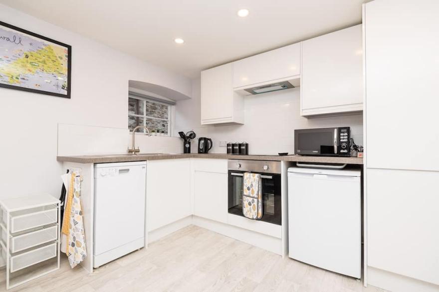 Modern town centre apartment, two minutes from the beach with free parking!