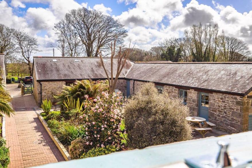 Kerensa: 3 bed cottage nr Falmouth/Helford River. Shared pool/hot tub