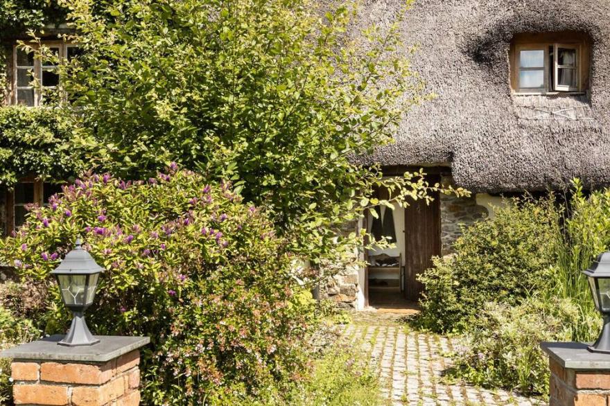 Farmhouse Cottage - C12th Thatched Cottage
