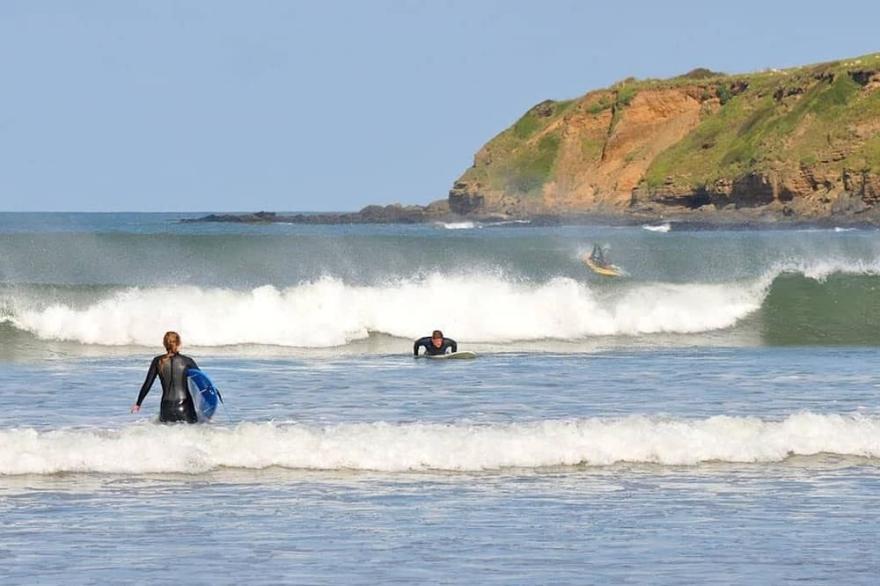 Croyde cottage with direct access to beach path, close to pubs and shops.