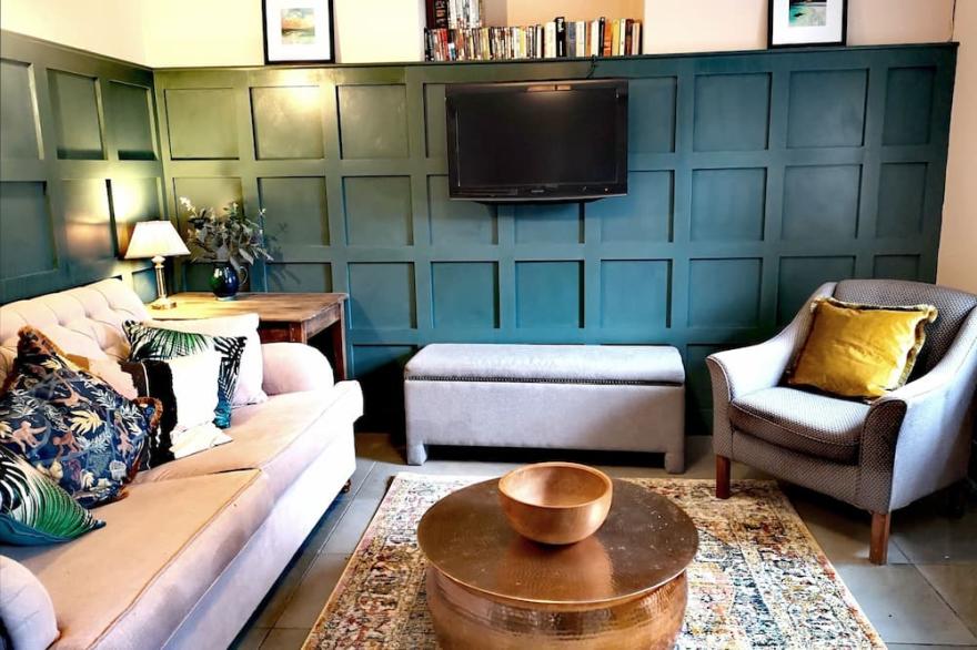 Croyde cottage with direct access to beach path, close to pubs and shops.
