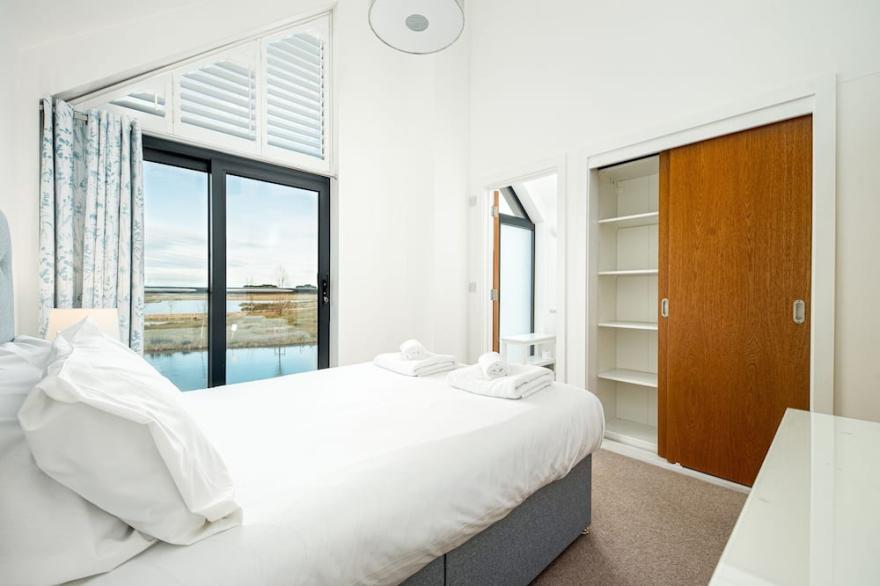 Lakeside property with spa access on a nature reserve
