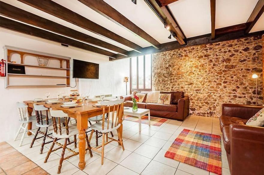 Hayloft - Converted Thatched Barn with Indoor Pool, Spa, Sauna access - sleeps 7 guests  in 4 bedroo