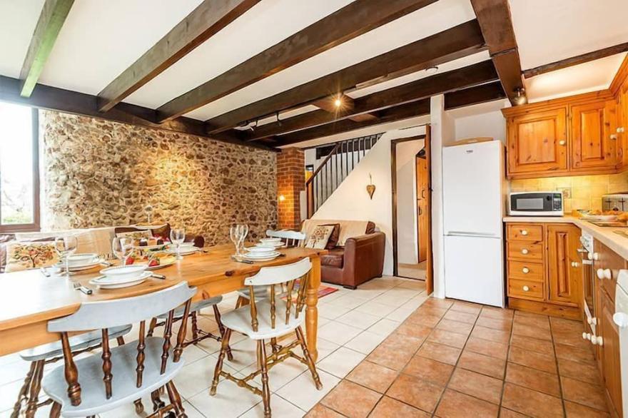 Hayloft - Converted Thatched Barn with Indoor Pool, Spa, Sauna access - sleeps 7 guests  in 4 bedroo