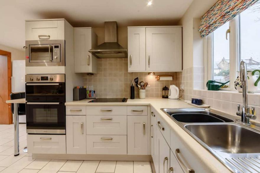 Dog friendly holiday cottage in the Cotswolds with cinema room and superb garden - Landgate House