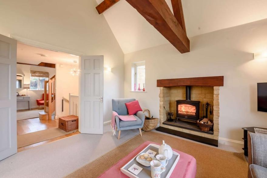Dog friendly holiday cottage in the Cotswolds with cinema room and superb garden - Landgate House