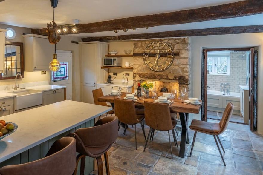 Farthingdales - sleeps 4 guests  in 2 bedrooms
