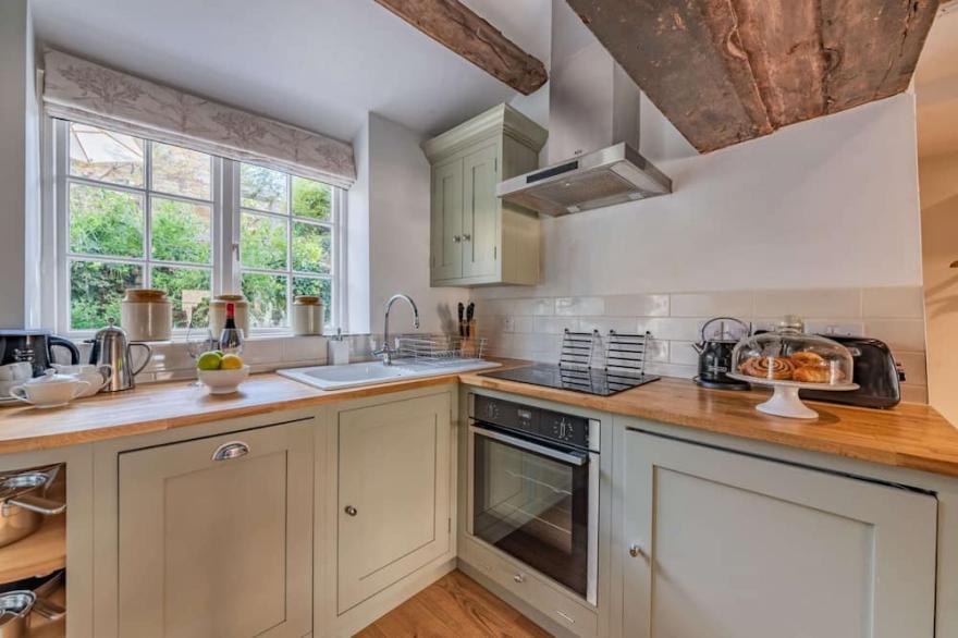 Two bedroom dog friendly holiday cottage in the Cotswolds with a hot tub - Garden Cottage