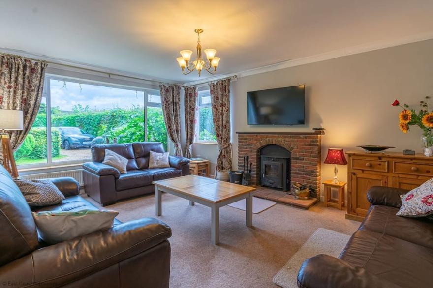 4 bed cottage with hot tub and 10 minute walk to beach