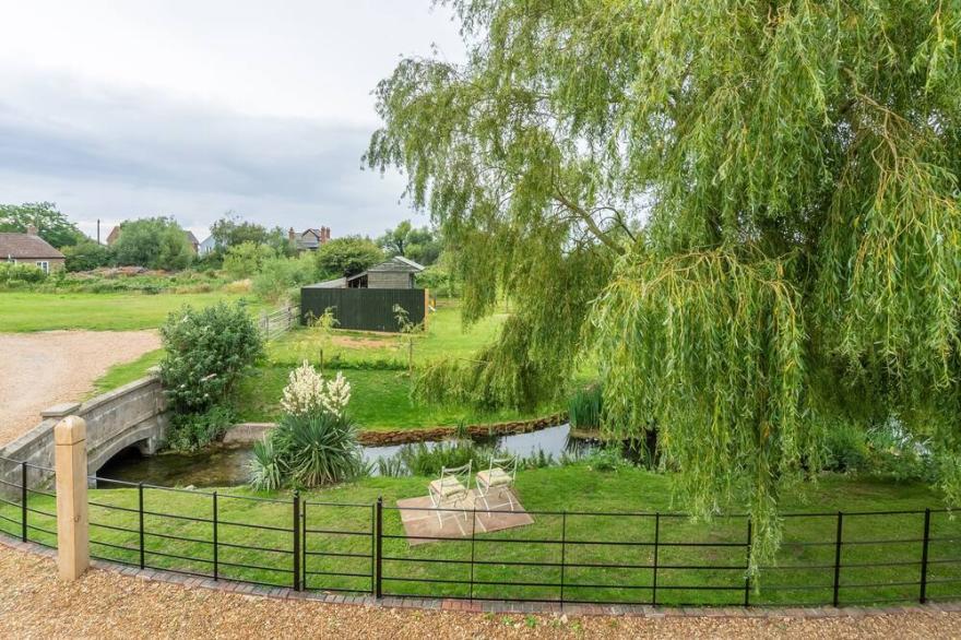WOW! A stunning, romantic Norfolk hideaway just made for two. This oak A-framed barn not only sits i