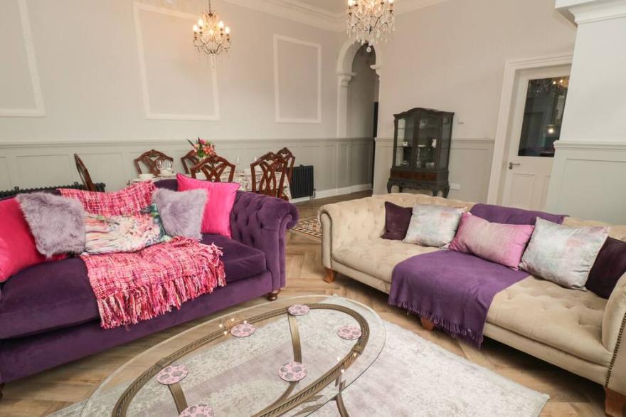 THE VAULT HOUSE, pet friendly, luxury holiday cottage in Bellingham