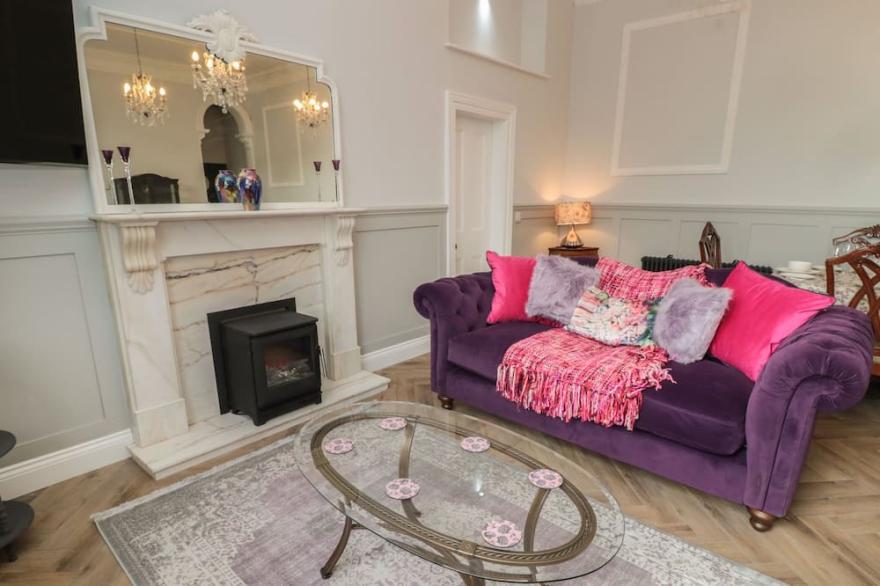 THE VAULT HOUSE, pet friendly, luxury holiday cottage in Bellingham