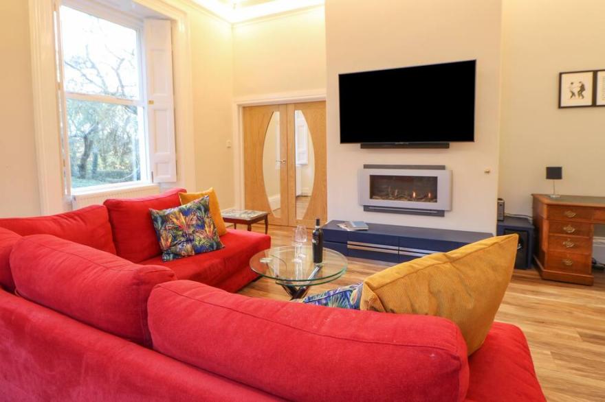 GLEBE HOUSE, family friendly, with hot tub in Murton, County Durham