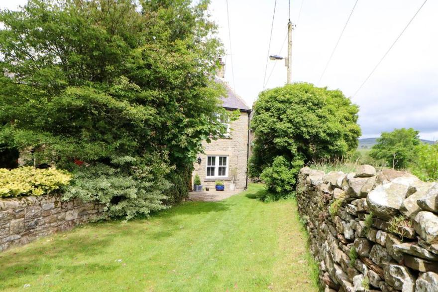 2 GARTH HOUSE, pet friendly, with open fire in Mickleton, Teesdale