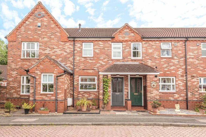 Beautiful 2 bed house with parking nr York Station