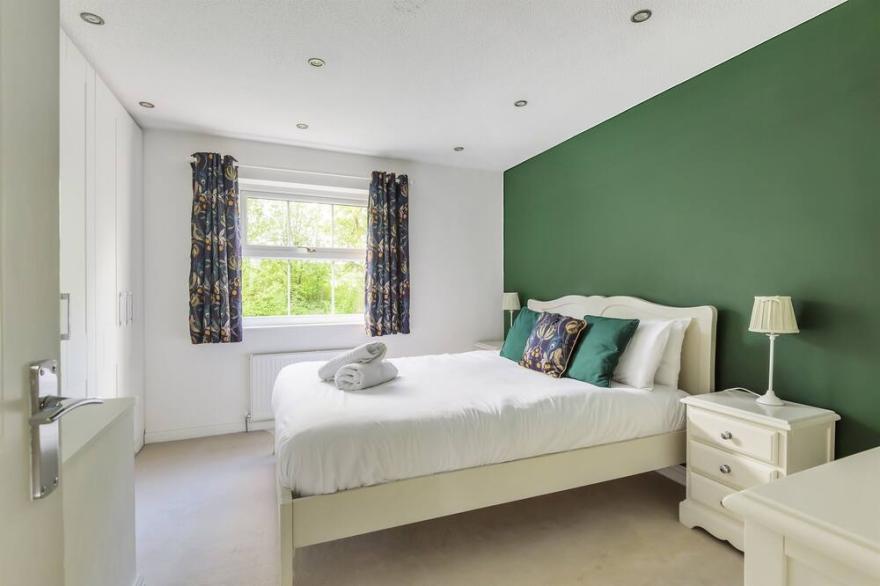 Beautiful 2 bed house with parking nr York Station