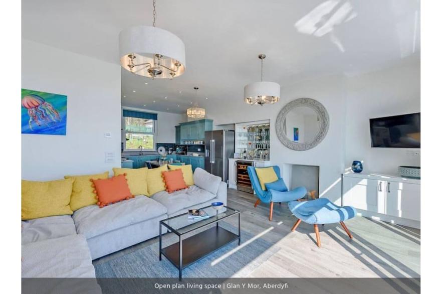 Stunning Contemporary Oceanfront House <br>Parking 3 cars and free EV Charger!!
