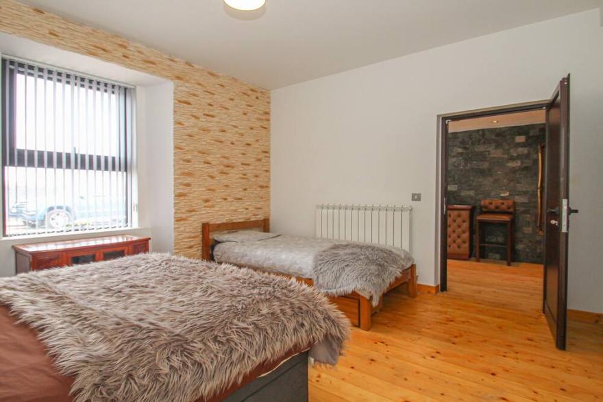 2 bedroom 1 bath apartment close to Lanark